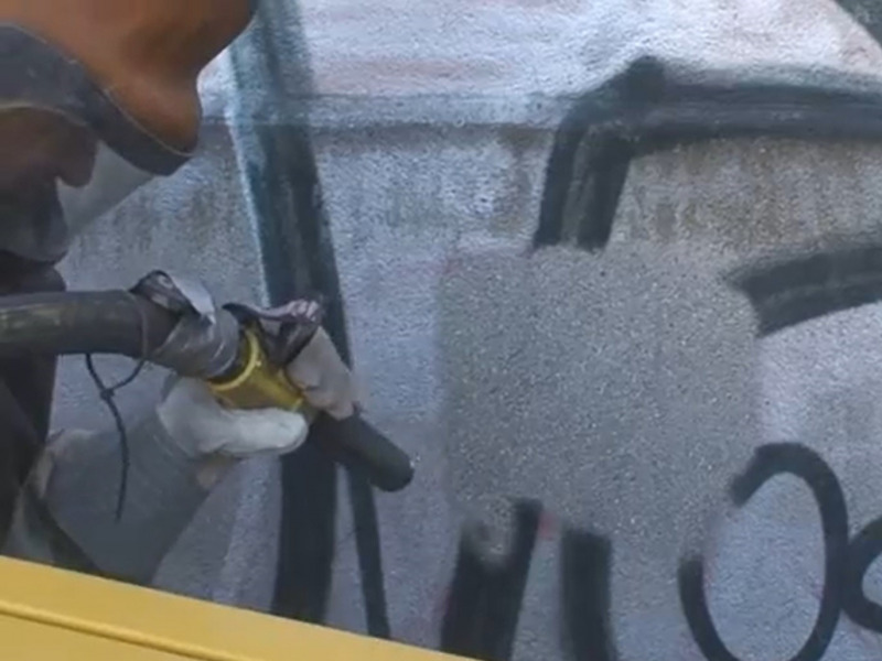 Čistenie a odstraňovanie graffiti tryskaním